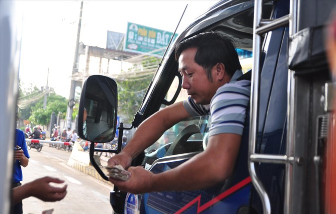 Tài xế dùng tiền lẻ mua vé qua trạm BOT đường tránh TP Biên Hòa.