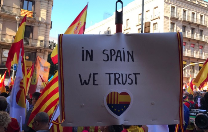 Đám đông phản đối Catalonia độc lập giơ khẩu hiệu “Chúng ta tin tưởng vào Tây Ban Nha. Ảnh: SBS.