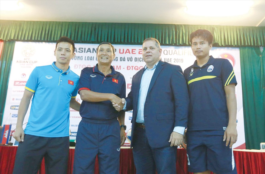 HLV Mai Đức Chung (thứ 2 bên trái) và đồng nghiệp bên phía ĐT Campuchia cùng đội trưởng 2 đội trong cuộc họp báo trước trận đấu. Ảnh: VSI.