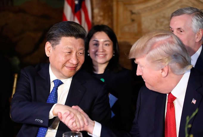 Chủ tịch Trung Quốc Tập Cận Bình bắt tay Tổng thống Mỹ Donald Trump tại bang Florida ngày 6/4/2017. Ảnh: Xinhua.