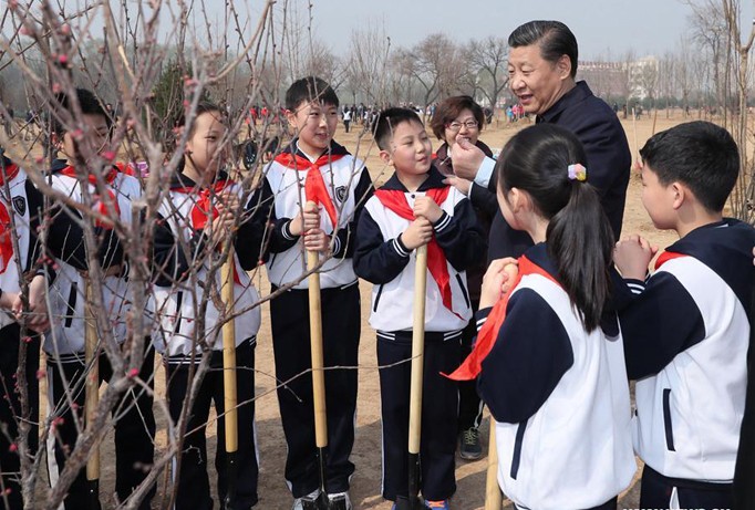 Chủ tịch Trung Quốc Tập Cận Bình tham gia trồng cây với học sinh Bắc Kinh ngày 29/3. Ảnh: Xinhua.