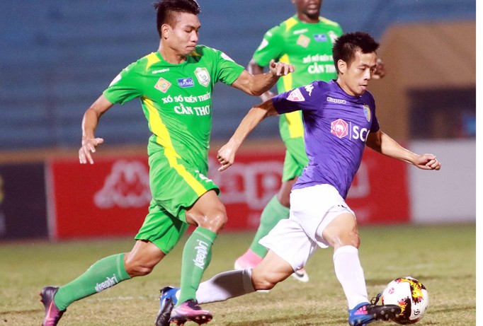 Hà Nội FC (phải) tranh thủ những lần vấp ngã của FLC Thanh Hoá gần đây để cùng người anh em Quảng Nam soán ngôi đầu. Ảnh: VSI.