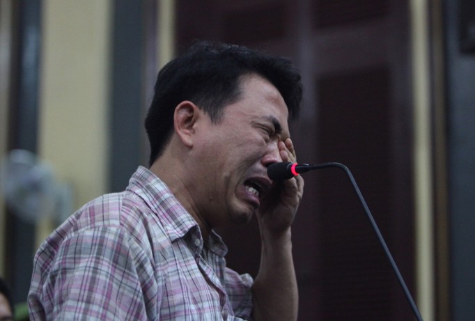 Bị cáo Nguyễn Minh Hùng bật khóc khi nói lời sau cùng. Ảnh: Tân Châu.
