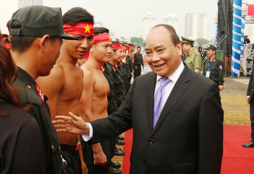 Thủ tướng Nguyễn Xuân Phúc thăm hỏi, động viên tinh thần các chiến sỹ công an, lực lượng tham gia bảo vệ an toàn cho Tuần lễ Cấp cao APEC 2017. Ảnh: H.Q.