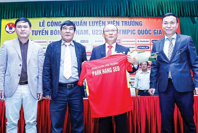 HLV Park Hang Seo (thứ 2 bên phải) sẽ cùng U23 VN đối đầu đội bóng quê hương ngay ở giải đấu đầu tiên dẫn dắt các ĐTQG Việt Nam. Ảnh: VSI.