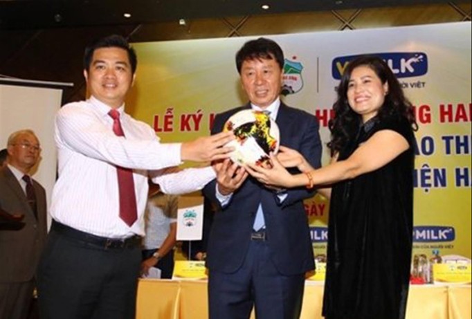 Ông Chung Hae-soung (giữa) tại lễ ký hợp đồng trở thành GĐKT CLB Hoàng Anh Gia Lai. Ảnh: VSI.