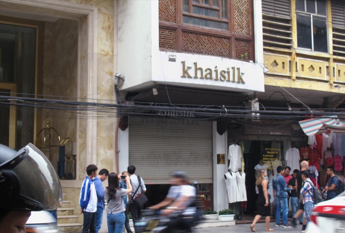 Cửa hàng Khaisilk 113 Hàng Gai nơi bị phát hiện bán khăn lụa hai nhãn mác. Ảnh: Thanh Hà.