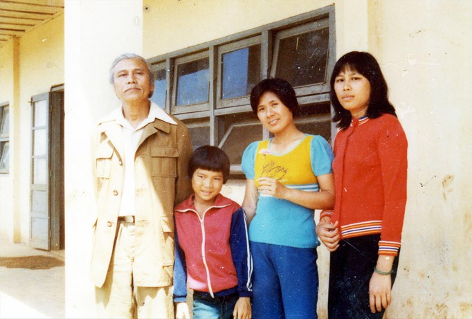Quang Dũng chụp ảnh tại ngôi trường mà con gái (bìa phải) công tác ở huyện Lâm Hà.
