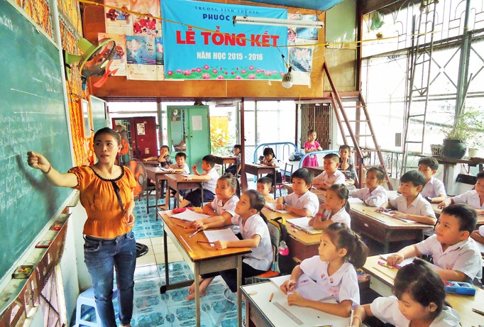 Từ một học sinh lớp tình thương, bây giờ cô Hoa đã trở thành giáo viên trong trường.