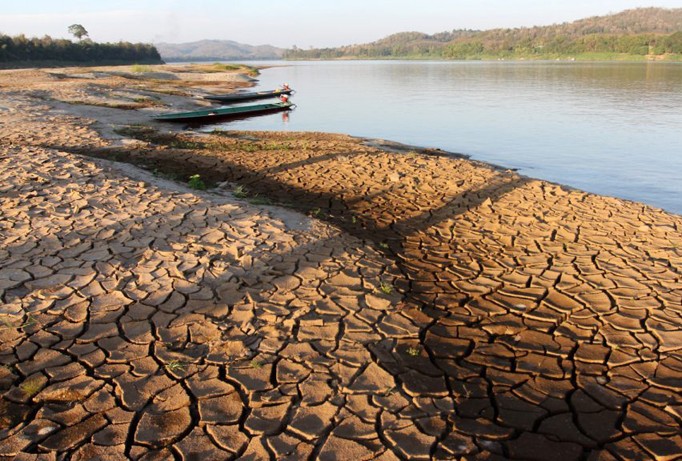 Một khúc sông Mekong khô cạn. Ảnh: Paritta Wangkiat.