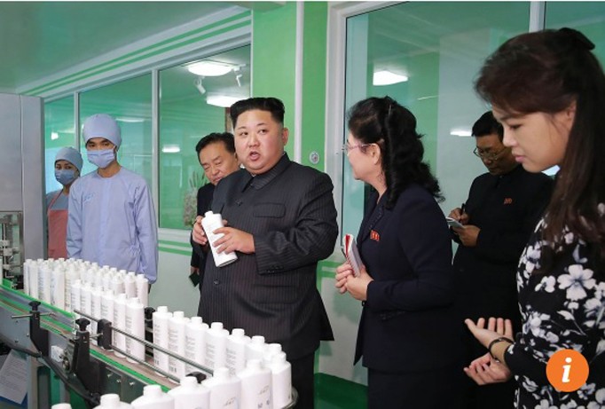 Nhà lãnh đạo Triều Tiên Kim Jong-un cùng hai người phụ nữ quyền lực nhất Triều Tiên thăm nhà máy mỹ phẩm tại Bình Nhưỡng. Ảnh: SCMP.