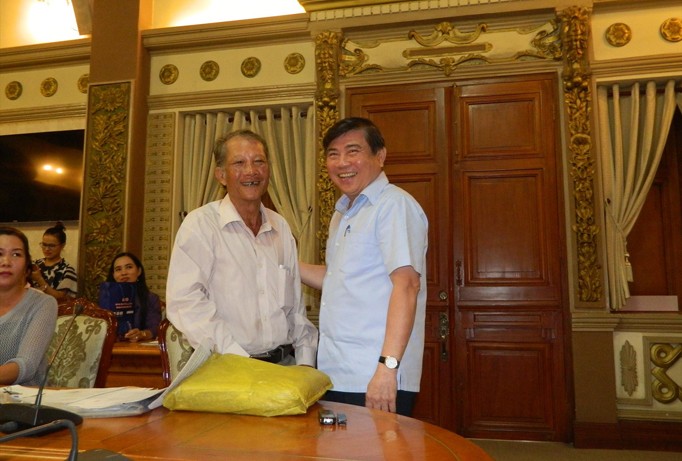 Ông Nguyễn Thanh Giảng xúc động cám ơn Chủ tịch UBND TPHCM Nguyễn Thành Phong sau khi vụ việc được giải quyết. Ảnh: H.T