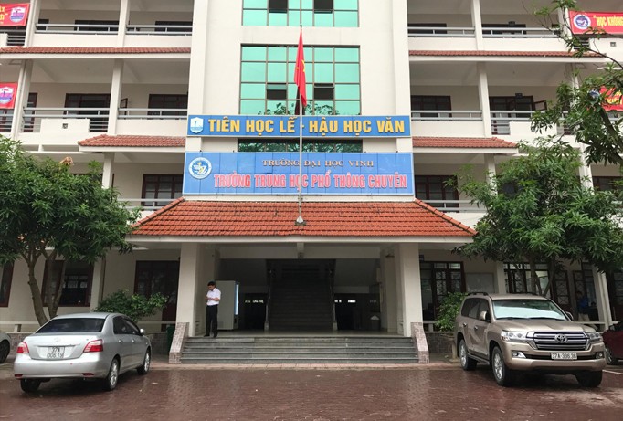 Trường THPT chuyên Đại học Vinh.