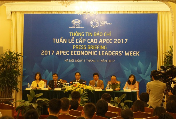 Thứ trưởng thường trực Bộ Ngoại giao Bùi Thanh Sơn và các thành viên Ban thư ký APEC cung cấp thông tin về Tuần lễ cấp cao APEC. Ảnh: Trúc Quỳnh.