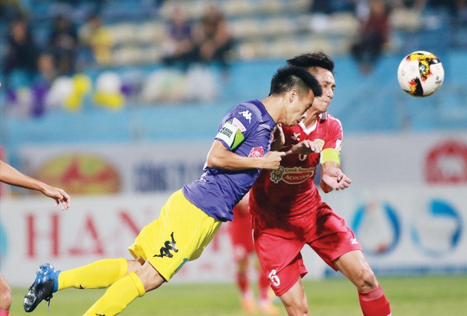 CLB Hà Nội (trái) trở lại ngôi đầu sau khi FLC Thanh Hoá mất điểm còn Quảng Nam phải tạm hoãn trận đấu với Than Quảng Ninh do mưa bão tại Tam Kỳ. Ảnh: VSI.