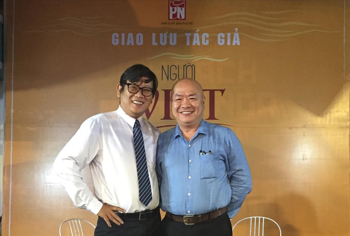 Nhà báo Nguyễn Thanh Phong (phải) và Nhà văn Nguyễn Một.