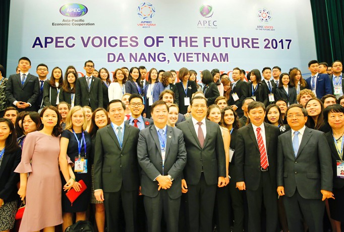 Anh Nguyễn Long Hải - Bí thư T.Ư Đoàn (hàng đầu, thứ 3 từ trái sang) cùng các đại biểu Diễn đàn Tiếng nói Tương lai APEC 2017. Ảnh: Hồng Vĩnh.
