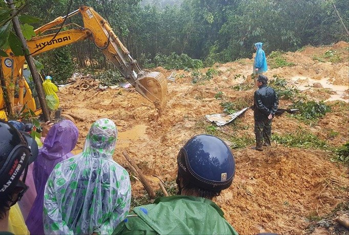 Hiện trường vụ sạt lở kinh hoàng khiến 5 người chết, 4 người nhập viện tại huyện Bắc Trà My, Quảng Nam.
