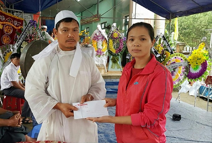 Đại diện báo Tiền Phong trao tiền hỗ trợ cho gia đình anh Nguyễn Thanh Bình - có 3 người chết trong trận sạt lở đồi kinh hoàng.