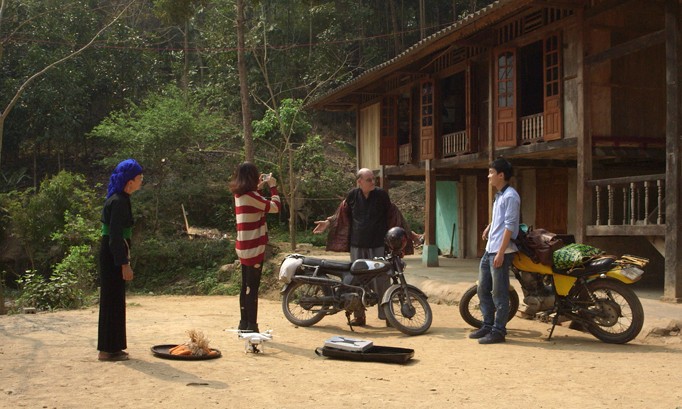 “Con đường trên núi”: Bà ngoại người Thái (Síu Phạm bìa trái) , ông Tây (đứng cạnh xe máy do Jean-Luc Mello thủ vai) và cặp tình nhân trẻ tuổi (Thùy Anh và Hoàng Hà).
