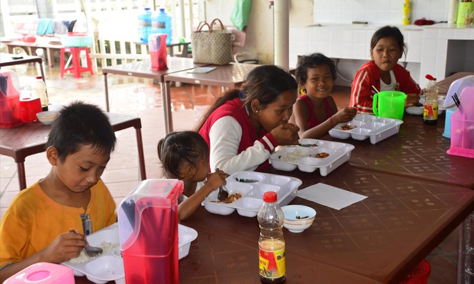 Trẻ em vui vẻ ăn cơm ở quán cơm 2.000.