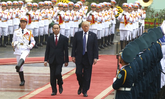 Chủ tịch nước Trần Đại Quang và Tổng thống Mỹ Donald Trump duyệt Đội danh dự Quân đội Nhân dân Việt Nam. Ảnh: Như Ý.