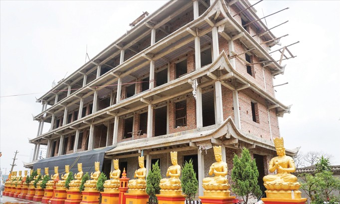 Dù xã yêu cầu dừng thi công từ cuối năm 2016, tuy nhiên nhà chùa tiếp tục xây dựng và hoàn thiện công trình xây mới. Ảnh: Kỳ Sơn.