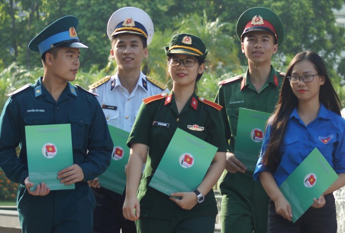 Cán bộ Đoàn và ĐVTN trong quân đội luôn đi đầu trong học tập, nghiên cứu khoa học. ẢNH: Nguyễn Sơn.