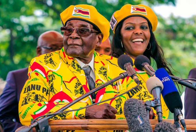 Tổng thống Zimbabwe Robert Mugabe và Phu nhân Grace. Ảnh: The Sun.