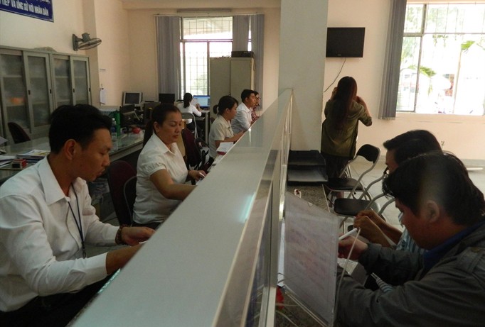 Cán bộ công chức UBND phường 7, quận Phú Nhuận, TPHCM giải quyết thủ tục hành chính cho người dân.