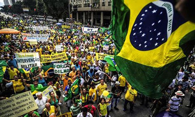 Người dân Brazil rầm rộ biểu tình chống tham nhũng.