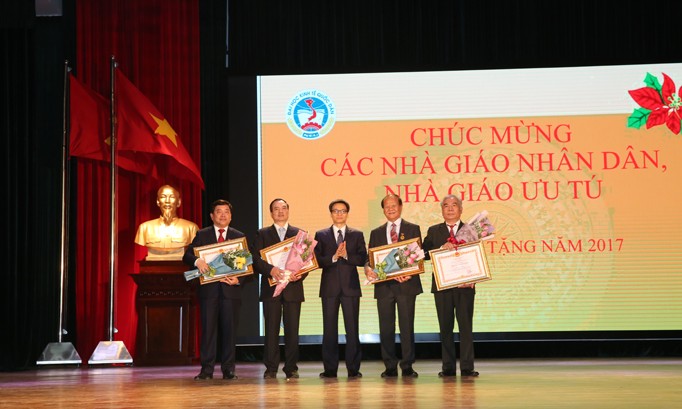 Phó thủ tướng Vũ Đức Đam trao tặng danh hiệu Nhà giáo Nhân dân cho 4 giáo sư đang công tác tại trường ĐH Kinh tế quốc dân. Ảnh: Đình Nam.