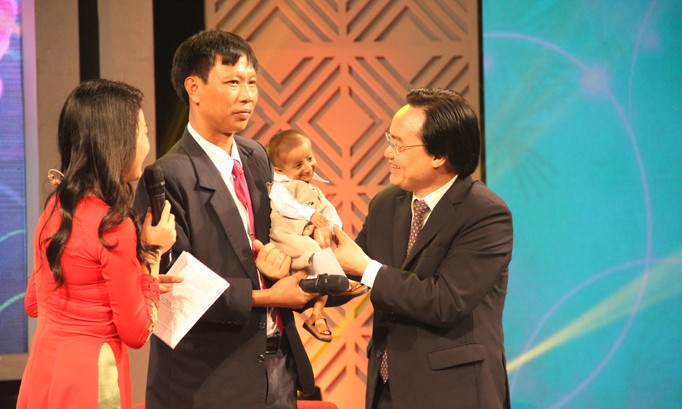 Bộ trưởng GD&ĐT Phùng Xuân Nhạ với thầy giáo Đặng Văn Cương và học trò Đinh Văn K’Rể.