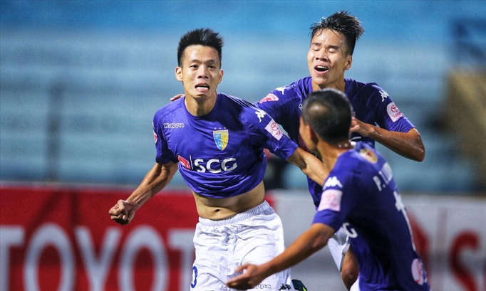Văn Quyết (trái) ăn mừng bàn thắng mang lại chiến thắng cho Hà Nội FC trước Quảng Nam. Ảnh: VSI.