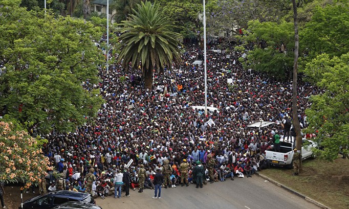 Nhiều người Zimbabwe đổ ra đường phố thủ đô Harare ăn mừng ông Mugabe từ chức. Ảnh: Getty Images.