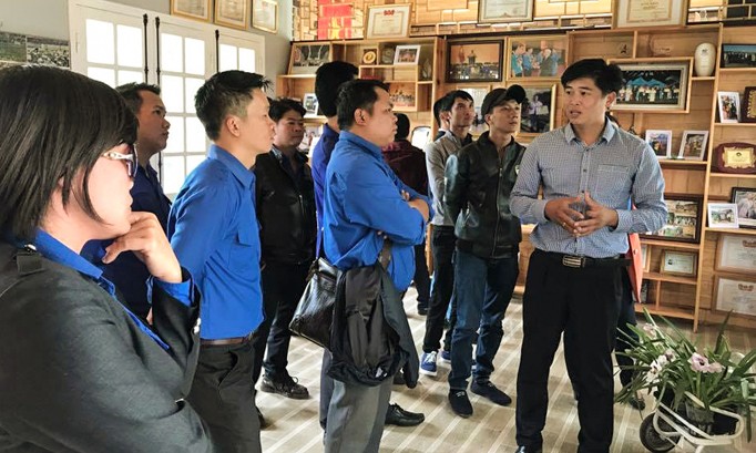 Gương mặt trẻ Phan Thanh Sang (ngoài cùng bên phải) chia sẻ kinh nghiệm khởi nghiệp với các bạn trẻ. Ảnh: Bình Minh.
