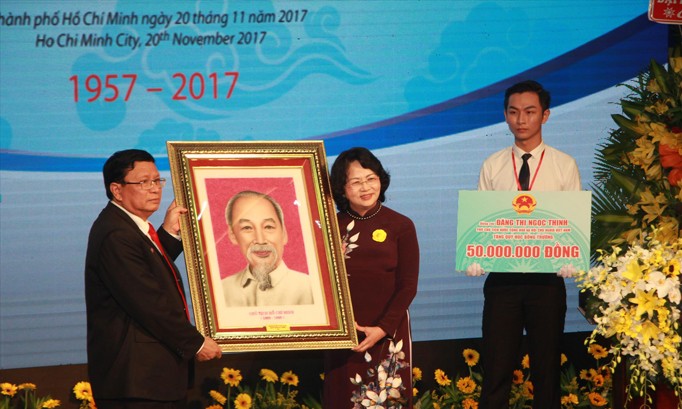 Phó Chủ tịch nước Đặng Thị Ngọc Thịnh trao quà cho Trường ĐH KHXH&NV TPHCM.