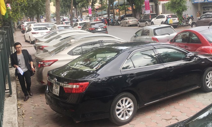 Vỉa hè trên nhiều tuyến phố Hoàn Kiếm đang trở thành bãi đỗ ô tô.