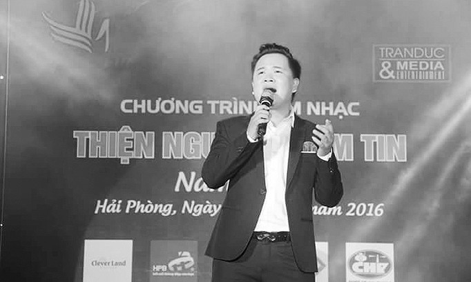 Ca sĩ Đào Tuấn Long hát trong một buổi vận động tiền hỗ trợ người nghèo. Ảnh: CTV.