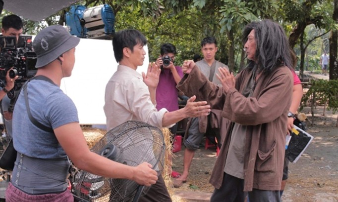 Đạo diễn Dustin Nguyễn (bìa trái) đang chỉ đạo một cảnh quay phim 789Mười. Phim dự kiến ra mắt dịp Tết 2018.