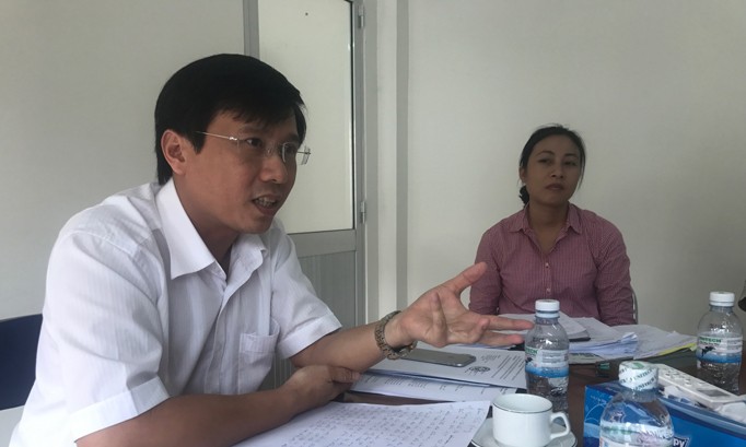 Ông Nguyễn Minh Nhựt, Phó Chủ tịch UBND quận Bình Tân cung cấp thông tin thêm cho Tiền Phong. Ảnh: Đình Du.