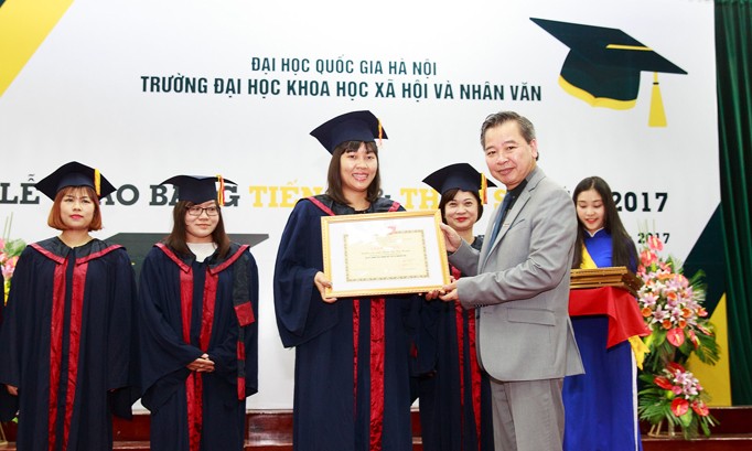 GS.TS Phạm Quang Minh trao học bổng tiến sĩ cho các nghiên cứu sinh hoàn thành chương trình học​. Ảnh: Ngọc Châu.