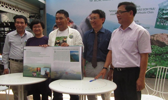 Những người tranh đấu cho ngôi nhà của voọc chà vá chân nâu đang cùng ký tên lên cuốn sách nhằm gây quỹ cho việc bảo vệ bán đảo Sơn Trà.