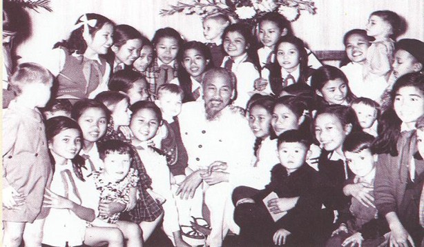 Chủ tịch Hồ Chí Minh cùng các cháu thiếu nhi Việt Nam và quốc tế vui đón năm mới tại Hà Nội, tháng 12/1955.
