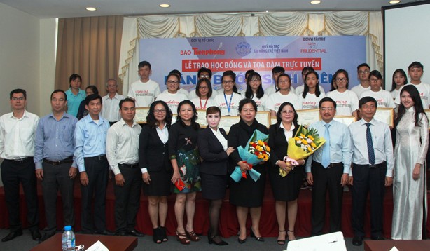 Đại diện khách mời, nhà tài trợ và lãnh đạo báo Tiền Phong cùng các sinh viên chụp hình lưu niệm.