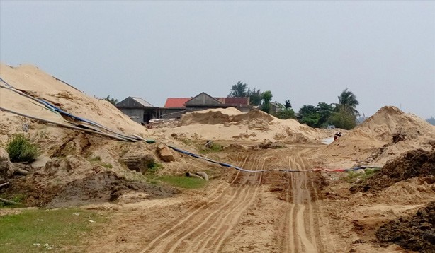 Bãi tập kết cát trái phép ven sông Hương.