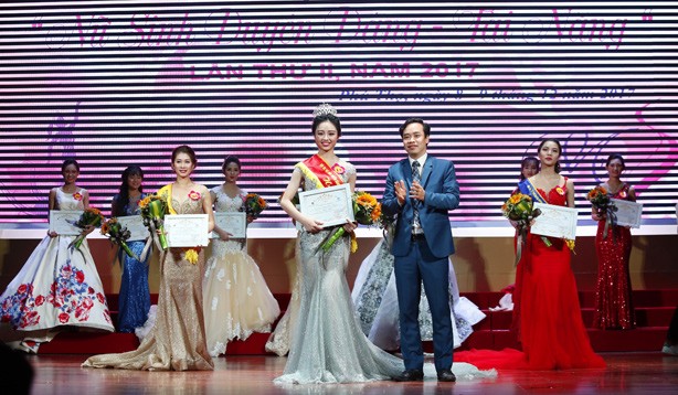 Khánh Huyền đăng quang cuộc thi “Nữ sinh duyên dáng, tài năng” tỉnh Phú Thọ lần 2. Ảnh: Như Ý.