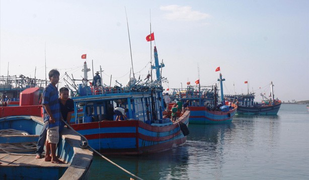 Tới đây, tàu cá dài 15 m trở lên phải lắp đặt thiết bị giám sát hành trình. Ảnh: Nguyễn Thành.
