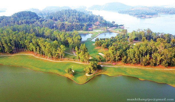 Với những hố golf uốn lượn theo hồ nước và sườn núi, BRG King’s Island Golf Resort 4 năm liên tiếp được trao giải thưởng sân golf tốt nhất Việt Nam . Ảnh: Mạnh Thắng.