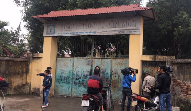 Trường tiểu học Văn Môn đóng kín cổng không tiếp phóng viên vào chiều ngày 12/12. Ảnh: N.H